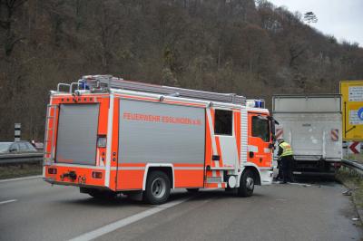 Esslingen-Weil: Pkw faehrt unter LKW - Fahrer verletzt